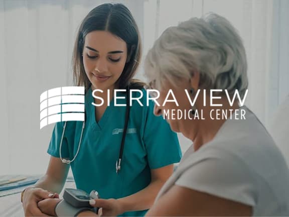InsightVMがSierra View Medical Centerのセキュリティリスクの優先順位付けと迅速な修正作業を実現